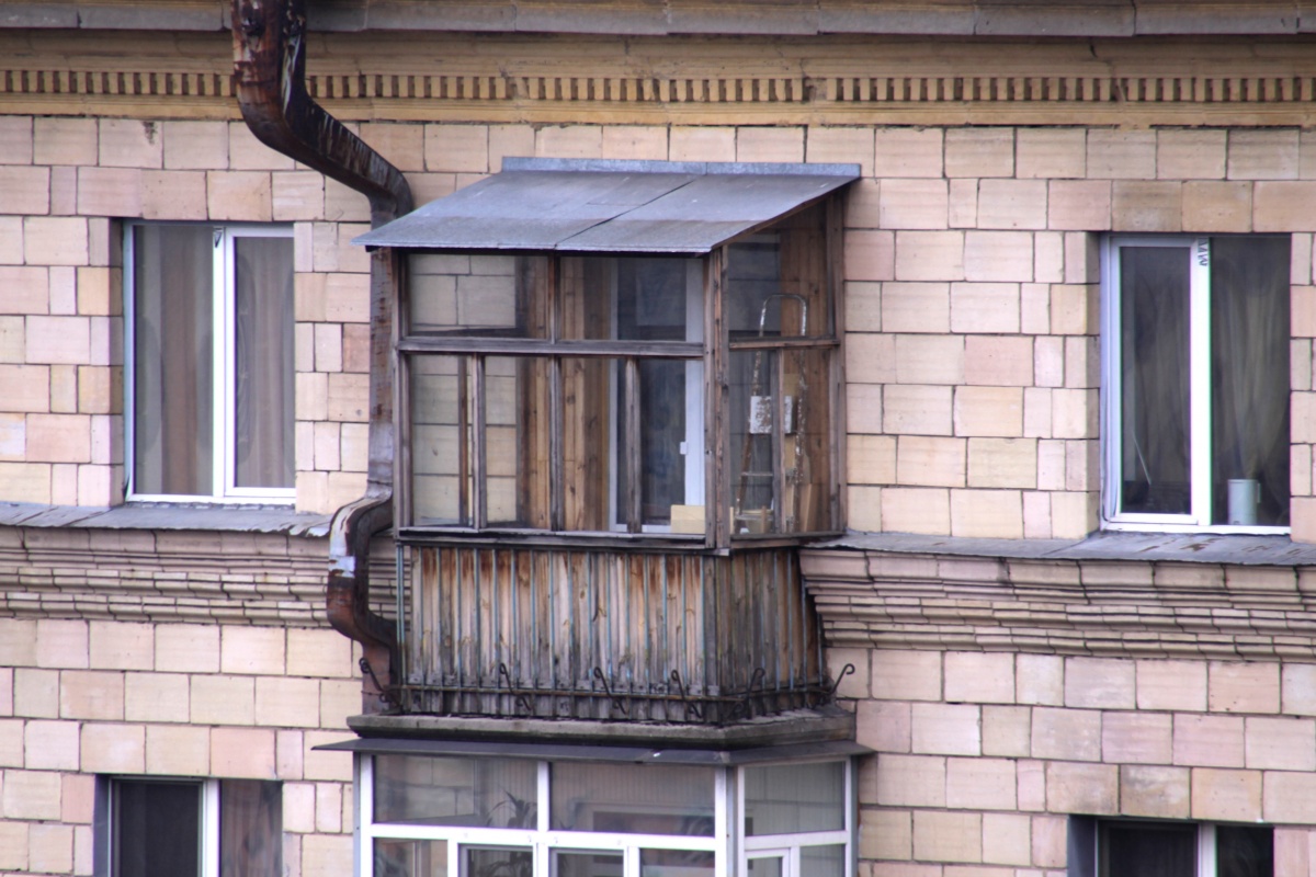 Декор балкона в пятиэтажке. - окошки в домике - каталог стат.